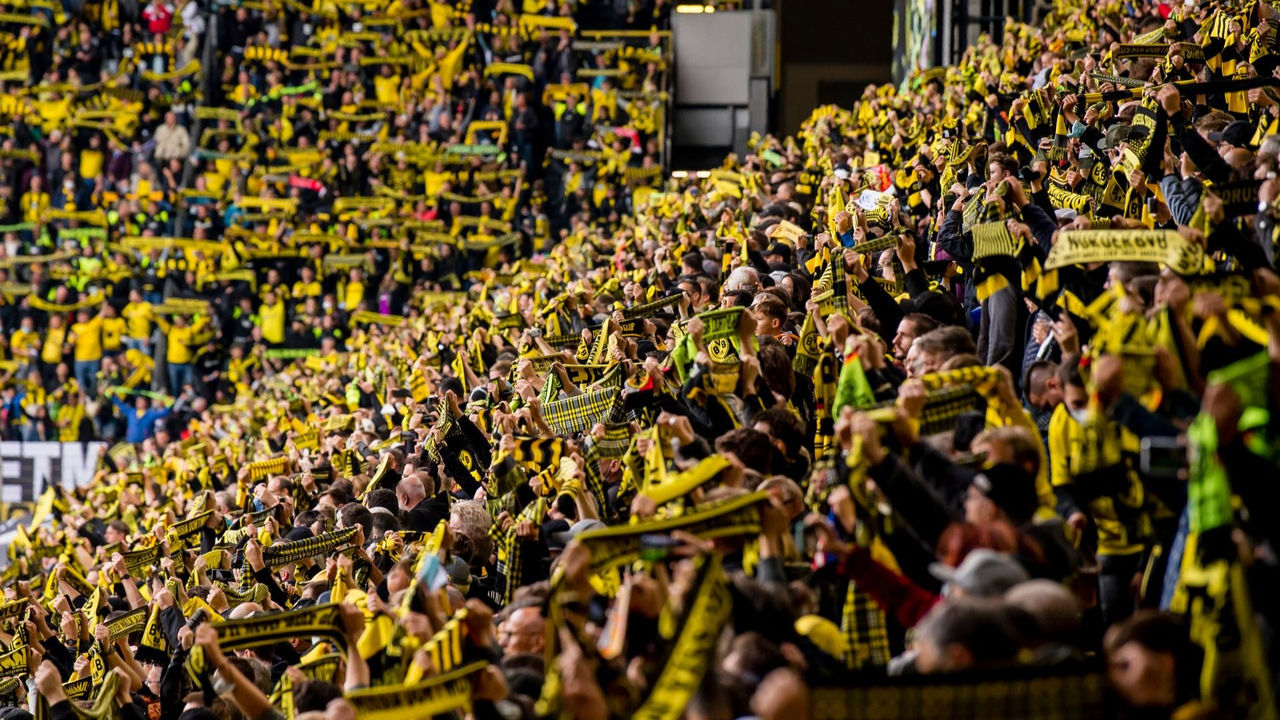 Südtribüne mit einem Meer aus Fans.